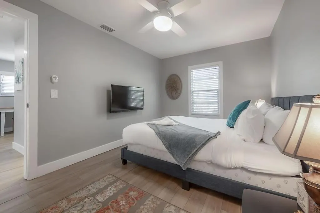 The Pearl Cottage 2B/1R With King And Fast Wifi Tampa
