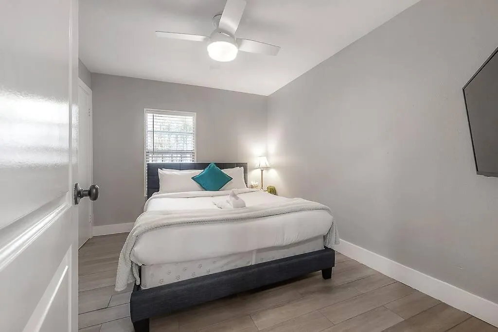 The Pearl Cottage 2B/1R With King And Fast Wifi Tampa 0*,  USA